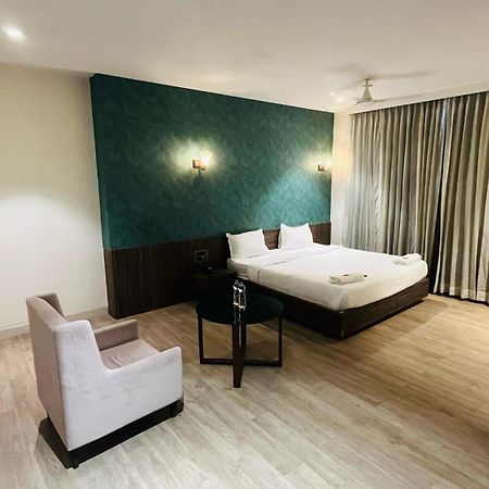 Hotel Elegant Inn Súrat Exteriér fotografie