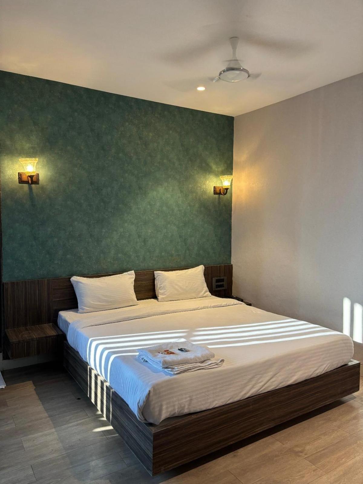 Hotel Elegant Inn Súrat Exteriér fotografie