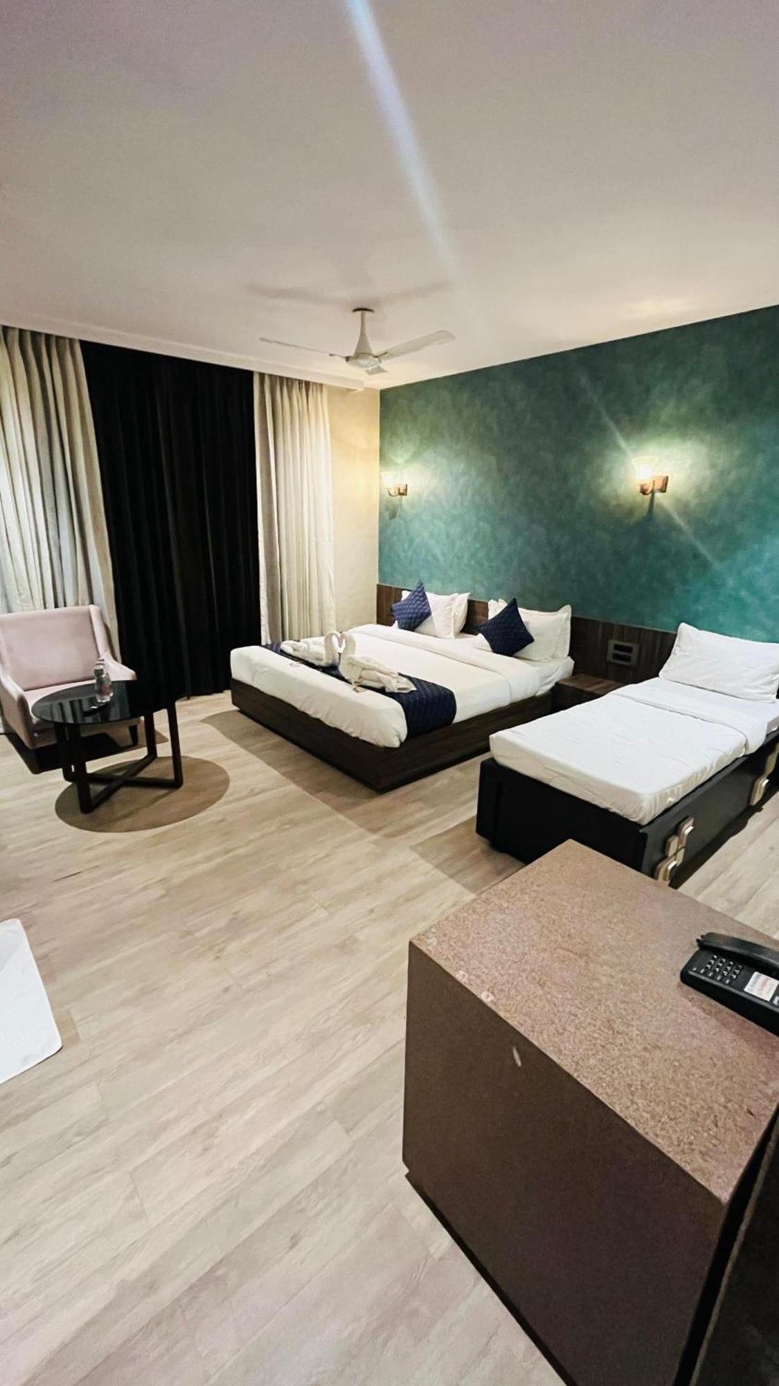 Hotel Elegant Inn Súrat Exteriér fotografie