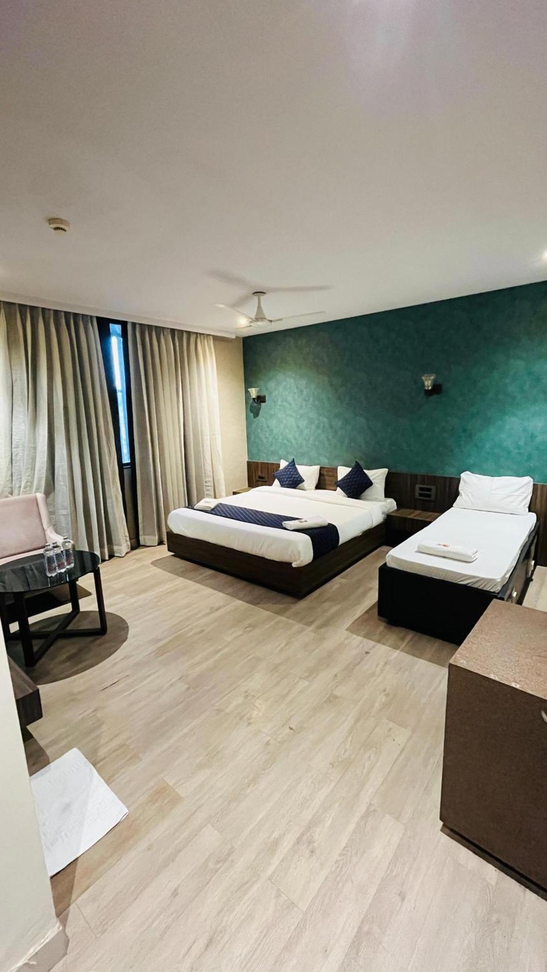 Hotel Elegant Inn Súrat Exteriér fotografie