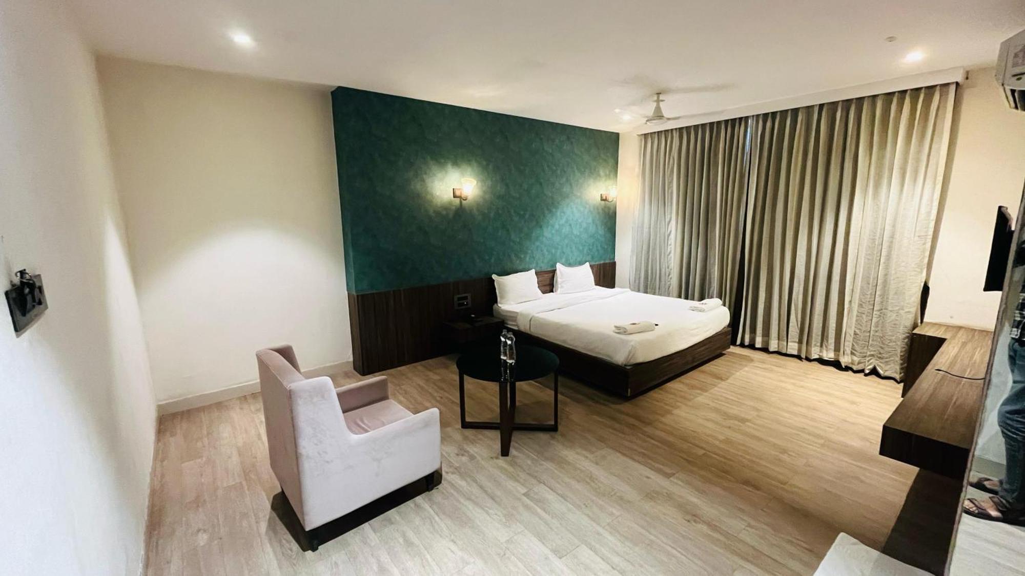 Hotel Elegant Inn Súrat Exteriér fotografie